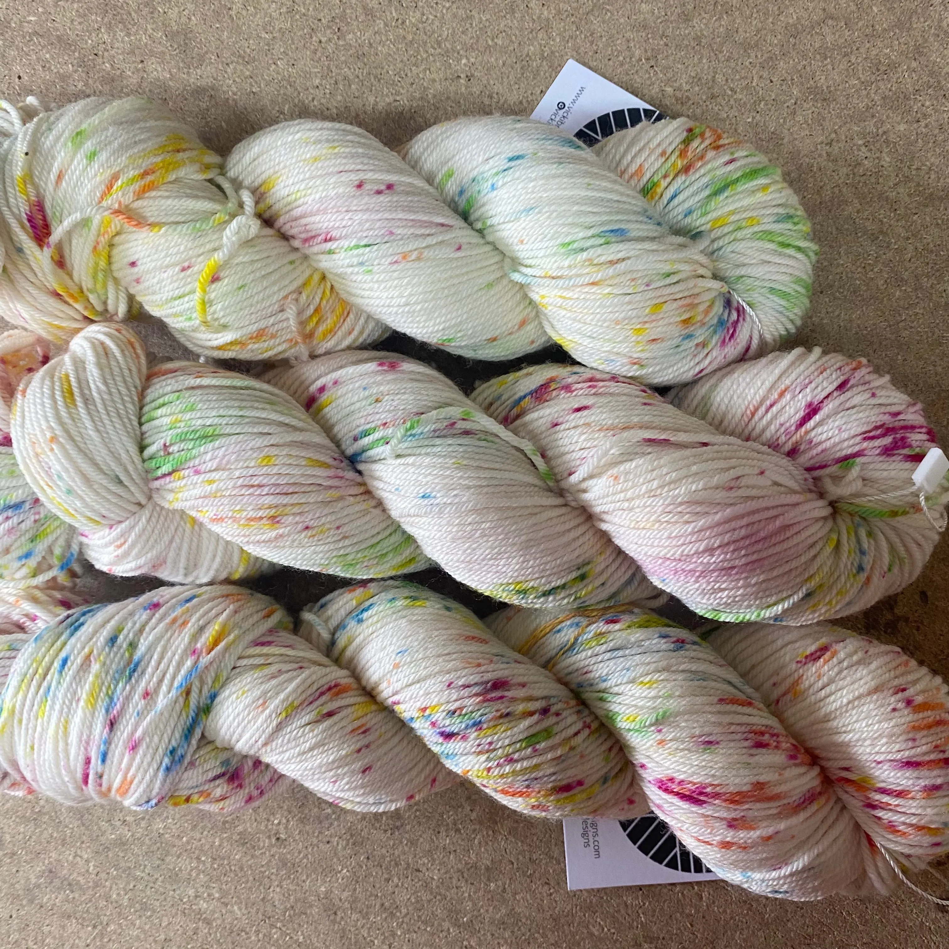 FUNFETTI - Hand dyed DK yarn 100g/225M superwash merino